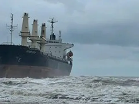 Tàu hàng hơn 24.000 tấn mắc cạn ở vịnh Chân Mây, chưa thể cứu hộ vì sóng lớn