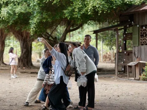 Kéo đến chụp ảnh tại 'nhà ông nội' trong phim của Huỳnh Lập