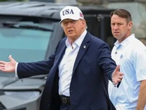 Ông Trump: Ukraine cần ngừng đánh vào dầu Nga; Mỹ có thể ở lại Iran