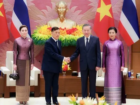 Việt Nam bắn 21 loạt đại bác chào đón Nhà vua Thái Lan và Hoàng hậu thăm cấp Nhà nước
