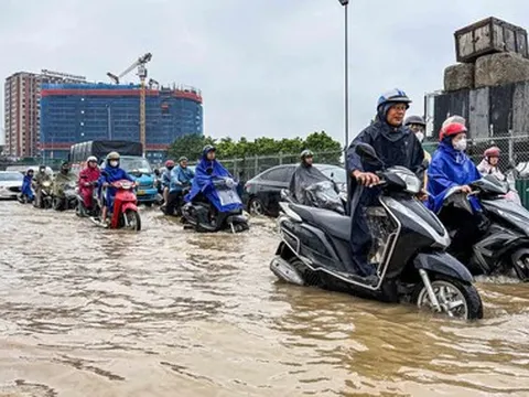 Nhiều tuyến phố Hà Nội ngập sau mưa lớn suốt đêm, xe cộ kẹt cứng qua cầu Vĩnh Tuy