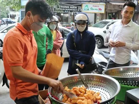 5 quán ăn vặt đông khách ở phường Hai Bà Trưng, Hà Nội, có món giá 15.000 đồng