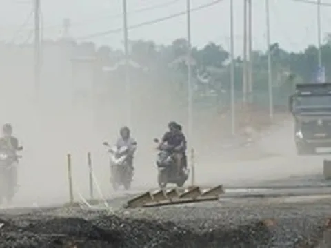 Quốc lộ 14B qua Đà Nẵng vẫn ngổn ngang, bụi mịt mù dù sắp hết hạn bàn giao