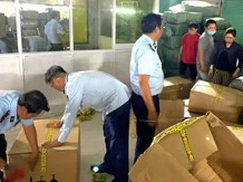 TP.HCM: Phát hiện hơn 40.000 sản phẩm giày dép, nước xả vải... vi phạm, hé lộ đường dây sản xuất hàng giả