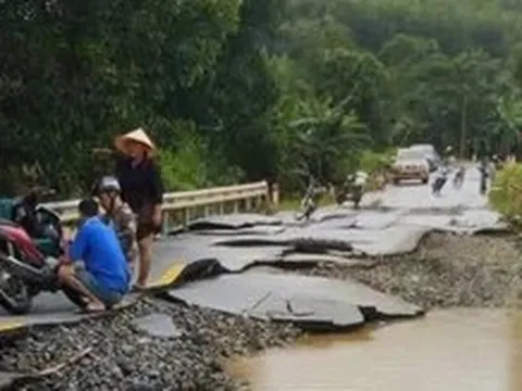 Nước lũ rút, mặt đường quốc lộ hiện ra như 'bánh đa vỡ'