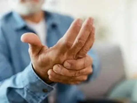 Mắc viêm khớp dạng thấp nên và không nên ăn gì theo hướng dẫn mới nhất 2026?