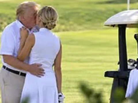 Nhà Trắng khẳng định bức ảnh ông Trump hôn trợ lý Natalie Harp là giả