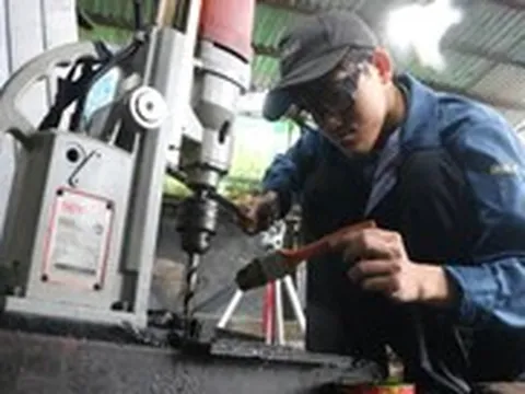 Miệt mài làm thêm trong xưởng cơ khí, nam sinh mồ côi đậu Bách khoa phải mượn thêm 16 triệu