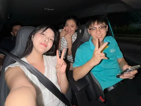 Du khách mời tài xế xe công nghệ ở Đà Nẵng đi ăn tôm hùm