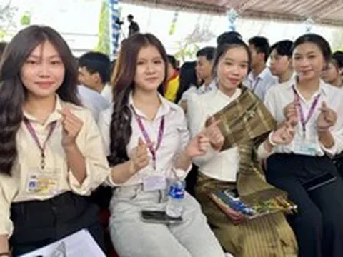 Khai giảng năm học mới, Trường đại học Cửu Long trao hơn 9 tỉ đồng học bổng