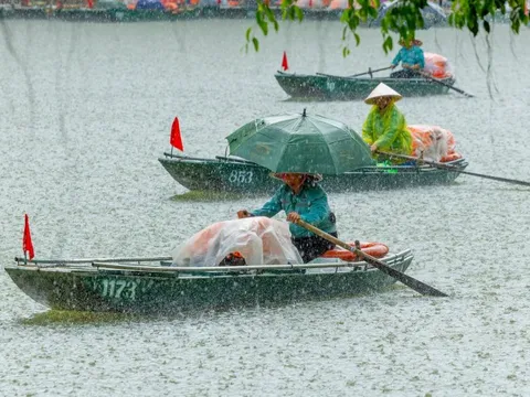 Mưa trắng trời, Ninh Bình tạm dừng hoạt động nhiều điểm du lịch