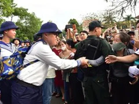 Hai anh em sinh đôi có phải nhập ngũ cùng một đợt?