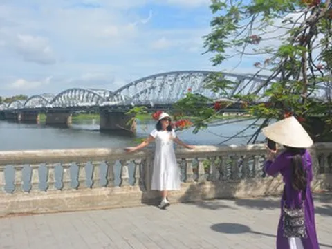 Cầu Trường Tiền ‘khoác áo mới’, du khách thích thú check-in
