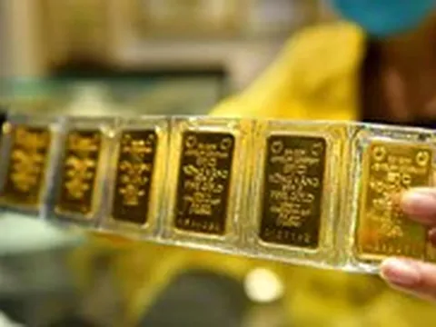 Giá vàng thế giới lại rơi khỏi ngưỡng 4.400 USD/ounce, trong nước tăng mạnh