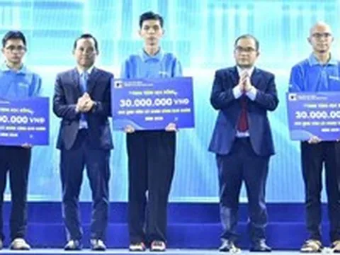 4 nhân vật của 'Tiếp sức đến trường' trên Tuổi Trẻ được Bách khoa Đà Nẵng trao học bổng