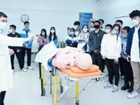 Học phí ngành y hơn 1 tỉ đồng, SV nghèo làm sao 'chạm' tới giấc mơ thành bác sĩ?