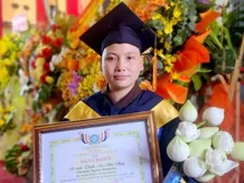 Sư cô tốt nghiệp thủ khoa Học viện Phật giáo Việt Nam