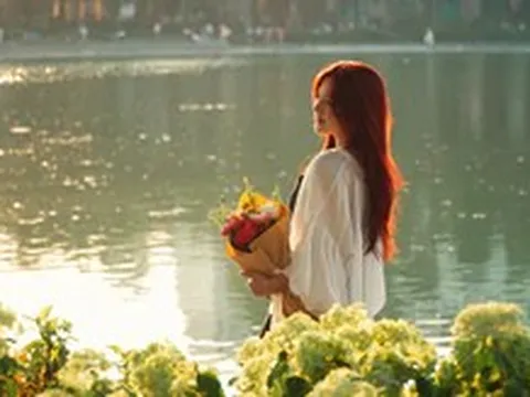 Thu Hà Nội đến rồi, 'nàng thơ' chen chân chờ chụp ảnh tại hồ Gươm