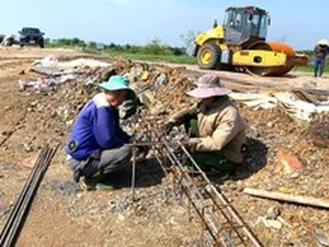 Gấp rút thi công các tuyến đê xung yếu để bảo vệ người dân trước thiên tai