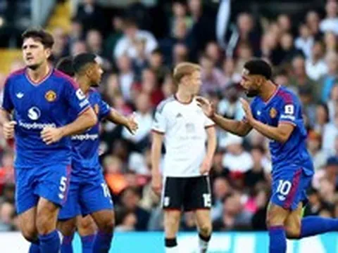 Man United thoát hiểm phút chót