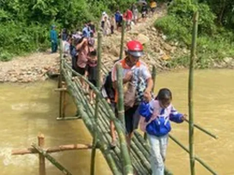 Núi lở lấp đường, xã làm cầu tạm, mở đường xuyên rừng đưa 172 học sinh đến lớp