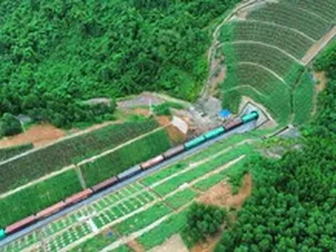 Tàu hàng đầu tiên chạy qua hầm Khe Nét an toàn