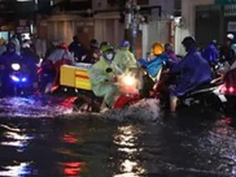 Mưa lớn giờ cao điểm tại TP.HCM: Nhiều tuyến đường ngập sâu, giao thông cầu vượt Hàng Xanh ùn ứ