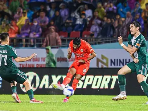NÓNG: Ban kỷ luật của VFF sẽ họp vụ Huỳnh Tấn Sinh đá thô bạo vào chân Đình Bắc