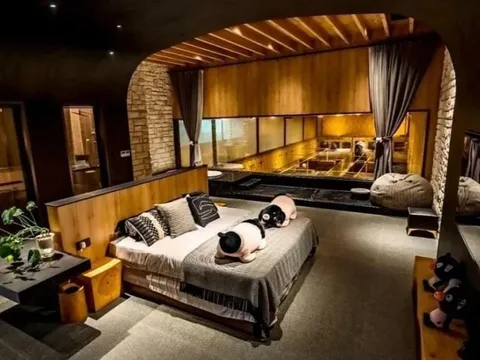 Kín chỗ khách sạn view chuồng lợn ở Trung Quốc