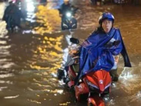 22h đêm, xe chết máy la liệt trên đường Phan Huy Ích, người dân mệt mỏi dắt xe lội nước về nhà