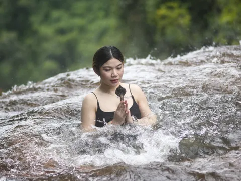 Nghi lễ đặc biệt trong hang Thần Rắn ở Thái Lan