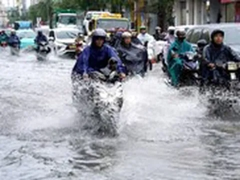 Đường Bùi Viện, D5, TP.HCM ngập nước mênh mông sau 1 giờ mưa lớn