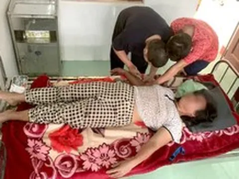 Quân y biên phòng kịp thời cấp cứu người phụ nữ hôn mê do bị ong vò vẽ đốt