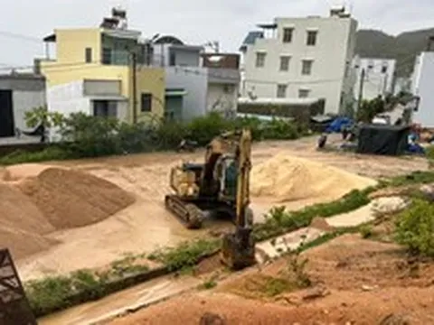 Mưa lớn cuốn đất đá tràn vào khu dân cư tại Gia Lai