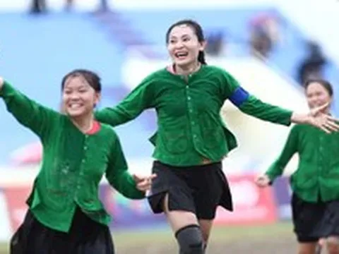 Phụ nữ dân tộc thiểu số mặc váy đá bóng sẽ vào Ngày hội văn hóa dân tộc Mông