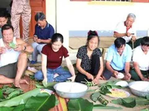 Cả làng gói bánh chưng làm quà Trung thu cho trẻ em