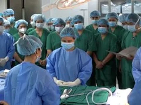 Xúc động hình ảnh y bác sĩ tiễn biệt đồng nghiệp chết não trước giờ hiến tạng