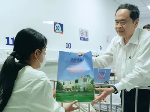 Chủ tịch Quốc hội Trần Thanh Mẫn thăm, tặng quà cho bệnh nhi tại Bệnh viện Nhi đồng 1, TP.HCM