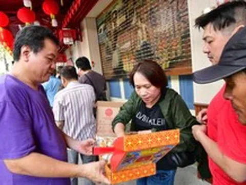 Có gì ở tiệm bánh Triệu Minh Hiệp mà khách xếp hàng rồng rắn chờ mua?