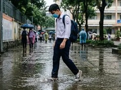 Quy định mang giày ba ta đi học, sao nhà trường không linh động trong mùa mưa?