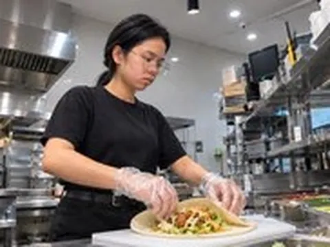 Đơn xin gia hạn học phí đầy nước mắt của nữ sinh viên Quảng Trị không còn cha mẹ