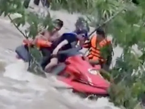 Thót tim cứu người đàn ông mắc kẹt giữa dòng nước chảy xiết