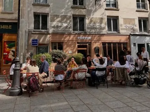 Quán cà phê Việt Nam ở Paris bất ngờ hút khách sau sự cố mất điện