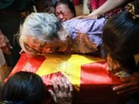 Cha mẹ gần 100 tuổi khóc ngất đón con trai liệt sĩ trở về: ‘Cánh ơi, để mẹ ôm con…’