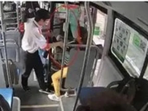 TP.HCM: Đình chỉ ngay tiếp viên xe buýt xô đẩy khách xuống xe