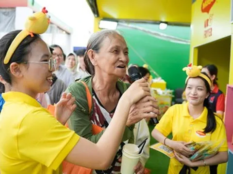 Người dân TPHCM chen chân trải nghiệm ẩm thực, xếp hàng dài chờ đến lượt