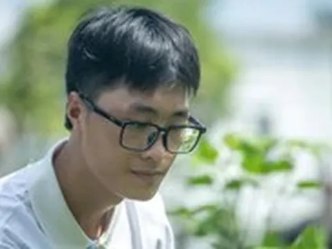 Mới nhập học đã làm bốc xếp, chàng trai Mông mồ côi cha mẹ trong ba lô có đúng 1 triệu đồng