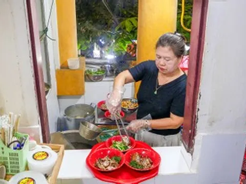 Quán gà tần 'núp' trong ngách nhỏ phố cổ Hà Nội, khó tìm vẫn đông kín
