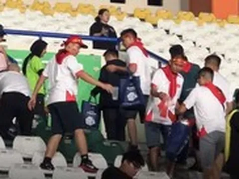 Dọn rác sau trận tuyển Việt Nam đấu Thái Lan, CĐV Việt Nam để lại hình ảnh đẹp