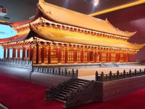 Chiêm ngưỡng mô hình điện Kính Thiên đang được phục hồi